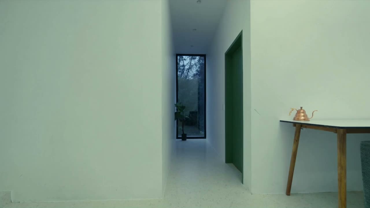 Die visuellen Ebenen ordnen sich zu einem ruhigen Abschlussbild, die Kamera kommt sanft zum Stillstand.